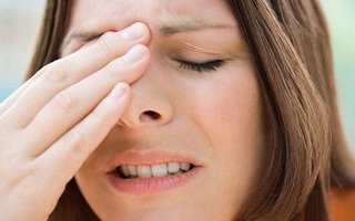 Biến chứng viêm xoang do cảm cúm có thể khiến niêm mạc mũi tổn thương nghiêm trọng