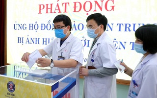 Công đoàn Y tế Việt Nam ủng hộ cán bộ y tế tại 5 tỉnh miền Trung bị lũ lụt
