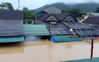 Nghệ An: Nước ngập tới mái nhà, người dân đăng tin lên facebook nhờ trợ giúp