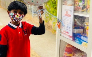 Cậu bé 8 tuổi lập tủ đồ thực phẩm miễn phí cho mọi người