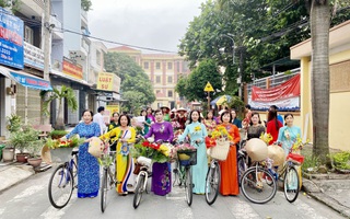 TPHCM: Phụ nữ Tây Thạnh lần đầu mặc áo dài diễu hành bằng xe đạp 