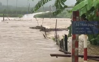 Mưa lớn gây lũ lụt chia cắt ở một số tỉnh miền Trung