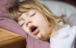 4 tư thế ngủ của trẻ không chỉ nguy hiểm mà còn ngầm báo sức khỏe đang có vấn đề