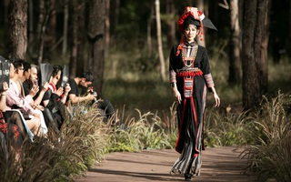 Những bộ sưu tập thổ cẩm thu hút mọi ánh nhìn tại Fashion show “Hương rừng sắc núi” 