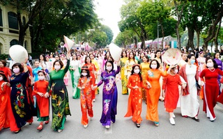 Hơn 500 phụ nữ thủ đô đồng diễn áo dài trên Phố đi bộ Hồ Gươm