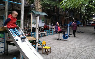 "Hô biến" sân chung cư thành khu vui chơi cho trẻ từ vật liệu tái chế