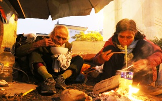 Rớt nước mắt cảnh vợ chồng vô gia cư 30 năm nhặt ve chai trong cái lạnh như cắt da ở Hà Nội