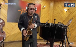 Lắng nghe nghệ sĩ Trần Mạnh Tuấn độc tấu saxophone "Thu quyến rũ"