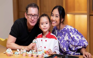 Con gái Đoan Trang làm bánh ngon, chồng Tây nấu "món nào món nấy ra hồn"