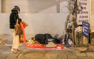 Xót xa cảnh "màn trời chiếu đất" của người vô gia cư giữa đêm đông lạnh giá ở Hà Nội