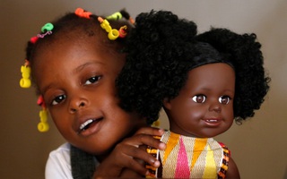 Sản xuất búp bê da đen để trẻ em có nhận thức đúng