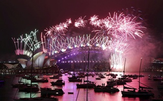 Sydney bắn pháo hoa rực rỡ đón năm mới 2021