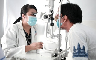 Thực hiện khám lâm sàng và xét nghiệm chẩn đoán bệnh đau mắt đỏ