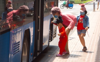 Thấy gì trong ngày đầu xe buýt ở TPHCM khôi phục hoạt động?