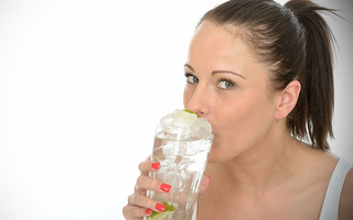 Bất ngờ với 5 tác hại của thói quen uống nước đá vào mùa hè!