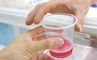 Uống nhầm chai nước màu hồng, bé 4 tuổi Sơn La phải nhập viện cấp cứu