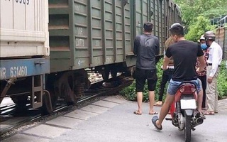 Quặn lòng gia cảnh người phụ nữ để lại xe đạp điện lao vào tàu hỏa tự tử ở Hà Nội