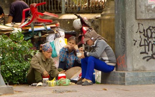 Người dân Sài Gòn "đội nắng" ăn vội bữa cơm giữa cuộc mưu sinh