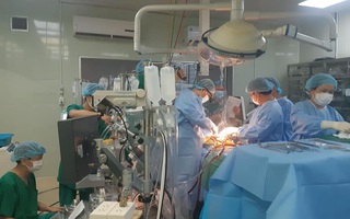 Chuyến bay khẩn cấp trong đêm mang 2 lá gan từ Hà Nội vào TPHCM ghép cho 1 phụ nữ bị xơ gan