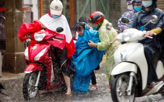 Sài Gòn đang nắng chang chang ập mưa to vào giờ tan trường, mẹ con đều vất vả