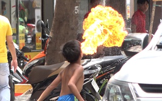 TPHCM: Trẻ em lang thang phun lửa xin tiền gây nguy hiểm cho người đi đường