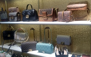 Thu giữ hàng ngàn túi xách, quần áo, giày dép giả hàng hiệu Gucci, LV, Chanel tại phố cổ Hà Nội