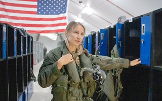 Nữ phi công lái máy bay tiêm kích chiến đấu F-35A đầu tiên của Mỹ