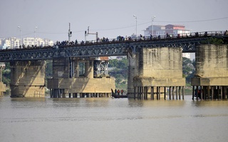 Ấn định thời gian vớt quả bom nặng 280kg gần cầu Long Biên