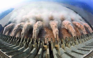 Mưa kỷ lục đe dọa đập thủy điện lớn nhất thế giới