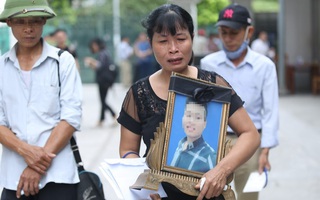 Mẹ nam sinh chạy Grab bị sát hại ở Hà Nội đau đớn ôm di ảnh con đến tòa 