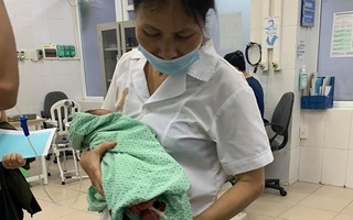 Hà Nội: Phát hiện bé sơ sinh bị bỏ rơi kiến bu đầy dưới hố ga trong nắng nóng 40 độ C