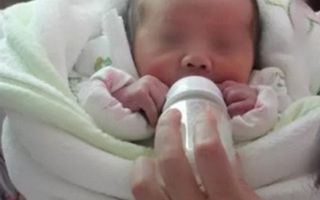 Bé 5 tháng tuổi nhập viện khẩn cấp vì bà dùng thứ nước này pha sữa công thức