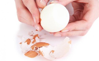 Chỉ một mẹo nhỏ trứng luộc sẽ cực dễ bong vỏ khi chạm vào