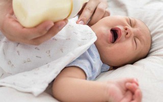 Trẻ bị ọc sữa có nên cho bú lại và mẹo trị ọc sữa cho trẻ sơ sinh