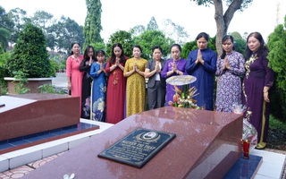 Chủ tịch Hội LHPNVN Hà Thị Nga viết lưu niệm tại Nhà tưởng niệm cố Chủ tịch Nguyễn Thị Thập