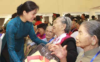 Trung ương Hội LHPN Việt Nam tặng quà tri ân đại biểu Bà mẹ Việt Nam Anh hùng toàn quốc