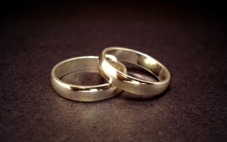 Lựa tới lựa lui một hồi, chồng tương lai chọn ngay cặp nhẫn cưới khiến tôi tái mặt vì sốc