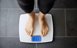 Những thói quen ăn uống buổi tối nào tránh dư năng lượng và gây thừa cân béo phì?