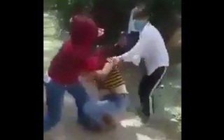 Cảnh cáo hai nữ sinh có hành vi đánh bạn trong rừng