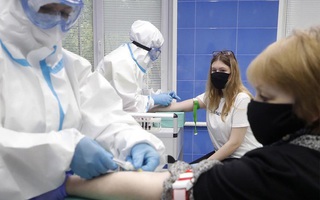Hơn 20 nước đặt hàng 1 tỉ liều vaccine mới ngừa Covid-19 của Nga