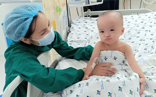 25 ngày sau ca đại phẫu tách rời, bé song sinh Trúc Nhi, Diệu Nhi đã tự ngồi dậy vui đùa