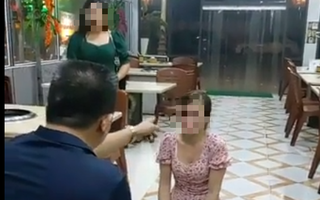 Chủ quán bắt cô gái quỳ rồi đe dọa, chửi bới đối mặt với 2 tội danh