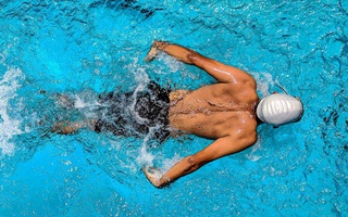 Cách phòng ngừa và điều trị chấn thương khi bơi?
