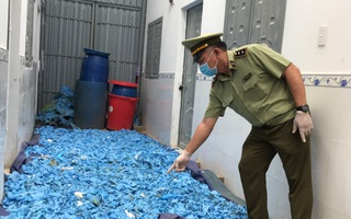 Bình Dương: Phát hiện 21 tấn găng tay y tế, áo chống dịch đã qua sử dụng đang được tái chế