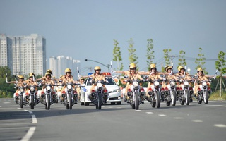 TPHCM ra mắt đội hình nữ Cảnh sát giao thông dẫn đoàn