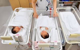 Covid-19 khiến tỷ lệ sinh dự kiến giảm 10% ở Nhật Bản và Mỹ 