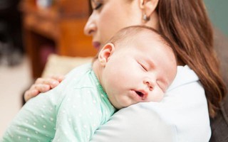 7 lý do khiến trẻ sơ sinh vừa bế ngủ đặt xuống giường lại khóc