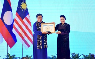 Phó Chủ tịch Thường trực Quốc hội Tòng Thị Phóng nhận Giải thưởng Cống hiến xuất sắc đối với AIPA