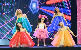 “Búp bê show” tái hiện thế giới tuổi thơ trên sàn diễn thời trang