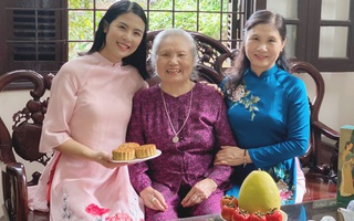 Hoa hậu Ngọc Hân làm bánh trung thu tặng người thân